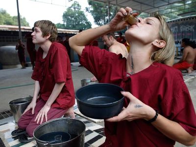 Mengintip Detoksifikasi Ekstrem Pecandu Narkoba di Kuil Thailand