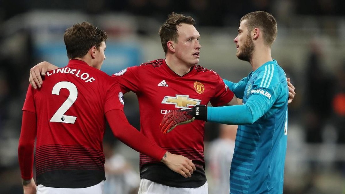 Phil Jones bersama pemain Manchester United lainnya, David De Gea dan Victor Lindelof. (Foto: Lee Smith/Action Images via Reuters)