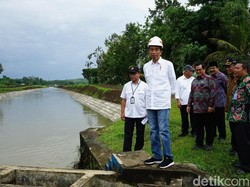 Tinjau Perbaikan Irigasi di Blitar, Jokowi: Agar Air Tak Hilang