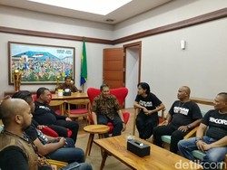 Promo Film, Preman Pensiun Jalan Kaki dan Naik Angkot Keliling Bandung