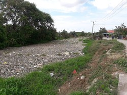 Jorok! Kali Pisang Batu Bekasi Dipenuhi Hamparan Sampah