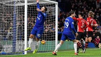 Di babak kedua, Chelsea makin banyak menciptakan peluang. Hazard sempat punya peluang emas, namun upayanya bisa digagalkan kiper Southampton, Angus Gunn. (Foto: Toby Melville/Reuters)
