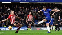 Pun dengan Marcos Alonso, di mana sepakan kencangnya bisa ditangkap dengan baik oleh Angus Gunn. (Foto: Toby Melville/Reuters)