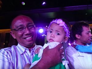 Haru! Driver Grab Reunian dengan Anak yang Lahir di Mobilnya