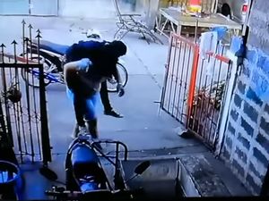 Momen Kocak Istri Gendong Suami yang Pulang Pagi Karena Mabuk