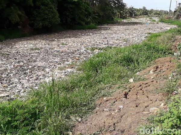 Euch! Potret Sungai Sampah di Tarumajaya Bekasi