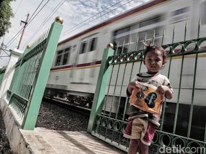 Lindungi Warga yang Menyeberang, Ini Pagar Pembatas di Rel KA Lindungi Warga yang Menyeberang, Ini Pagar Pembatas di Rel KA