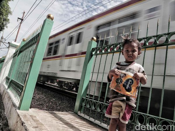 Lindungi Warga yang Menyeberang, Ini Pagar Pembatas di Rel KA