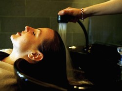 3 Kesalahan Saat Keramas yang Jadi Penyebab Ketombe