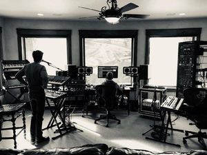 Penggemar Duga The Killers Siapkan Lagu Baru karena Foto Ini