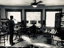 Penggemar Duga The Killers Siapkan Lagu Baru karena Foto Ini