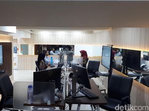 Mengintip Ruang Kerja Call Center KPK 198 Mengintip Ruang Kerja Call Center KPK 198