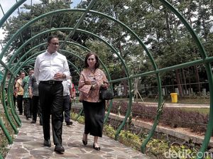 Anies Baswedan Tinjau Taman Tebet yang Bakal Direvitalisasi Anies Baswedan Tinjau Taman Tebet yang Bakal Direvitalisasi