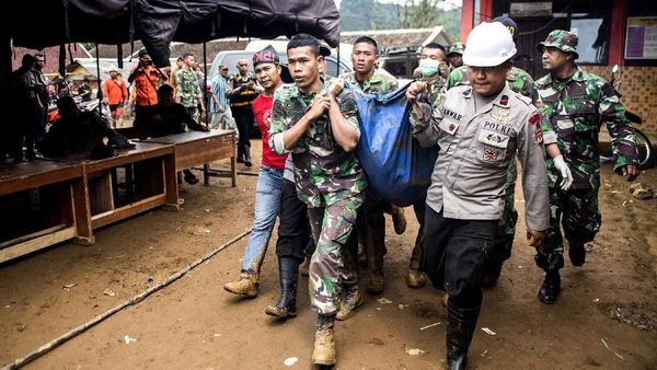 Potret Bahu Membahu Tim SAR Cari Korban Longsor di Sukabumi