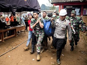Potret Bahu Membahu Tim SAR Cari Korban Longsor di Sukabumi