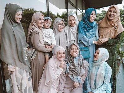 Foto: Adu Gaya Irish Bella dan Prilly Latuconsina Saat Pakai Hijab