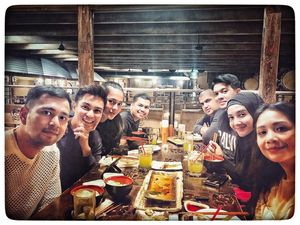 Raffi Ahmad, Irwansyah dan Baim Wong Makan Malam di Gonpachi Nishiazabu