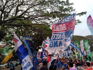 Arema Didesak Datangkan Pelatih Baru Arema Didesak Datangkan Pelatih Baru