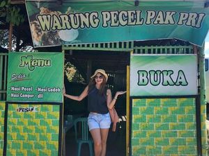 Cantik-cantik, Tamara Bleszynski Doyan Banget Makan di Warung!