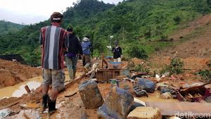 Potret Upaya Evakuasi Korban Longsor di Sukabumi