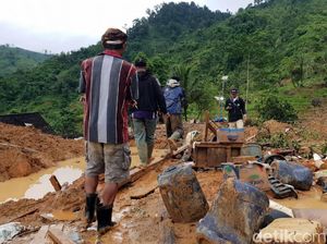 Potret Upaya Evakuasi Korban Longsor di Sukabumi