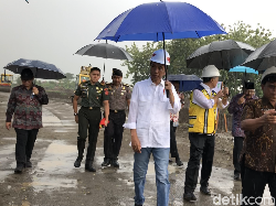 Diguyur Hujan, Jokowi Tinjau Proyek Pengendalian Banjir Kali Bogel