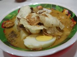 Wisata Kuliner Lontong Kari di Bandung, Enak!