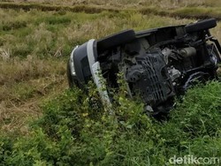 Diseruduk Avanza, Sebuah Pikap Nyemplung di Area Persawahan