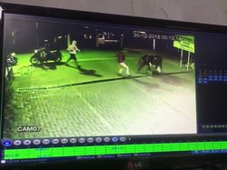 Terekam CCTV, Aksi Geng Motor Sadis Bacok Warga Depok