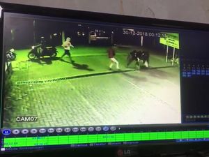 Terekam CCTV, Aksi Geng Motor Sadis Bacok Warga Depok Terekam CCTV, Aksi Geng Motor Sadis Bacok Warga Depok