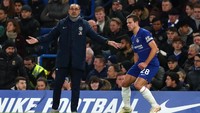 Manajer Chelsea Maurizio Sarri tampak pusing melihat anak asuhnya kesulitan membobol gawang Southampton, yang saat ini merupakan penghuni zona merah klasemen sementara. (Foto: Clive Rose/Getty Images)