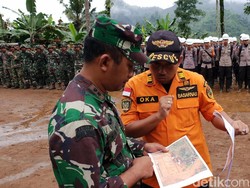 Pencarian Korban Longsor Kampung Adat Sukabumi Dibagi 6 Sektor