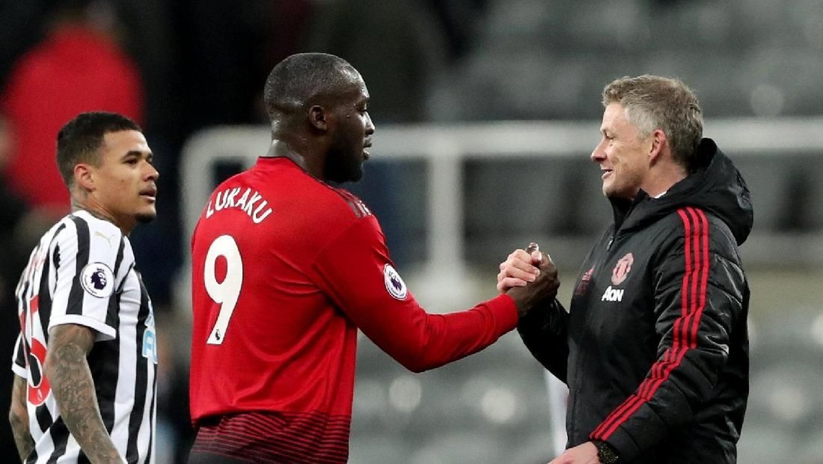 Romelu Lukaku bersama Ole Gunnar Solskjaer. (Foto: Scott Heppell/Reuters)