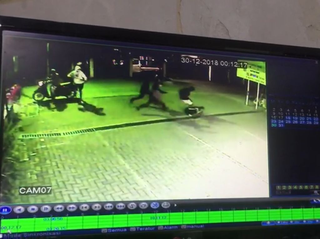 Polisi Kejar Geng Motor Sadis yang Bacok Warga di Depok Polisi Kejar Geng Motor Sadis yang Bacok Warga di Depok