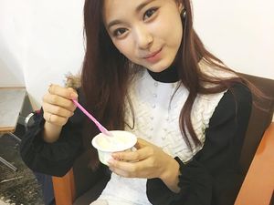 Pose Keren Tyu-zu, Wanita Tercantik Kedua Dunia yang Doyan Ngemil Es Krim Pose Keren Tyu-zu, Wanita Tercantik Kedua Dunia yang Doyan Ngemil Es Krim