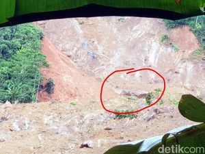 Penampakan Batu Mahkota Sumber Gemuruh di Area Longsor Sukabumi
