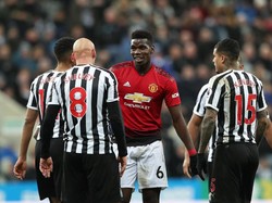 Duel Paul Pogba dengan Jonjo Shelvey di babak kedua berlangsung panas. Pelanggaran keras Shelvey dibalas beberapa kali oleh Pogba. (Foto: Scott Heppell/Reuters)