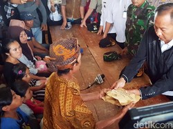 Mensos Serahkan Bantuan untuk Korban Longsor Sukabumi