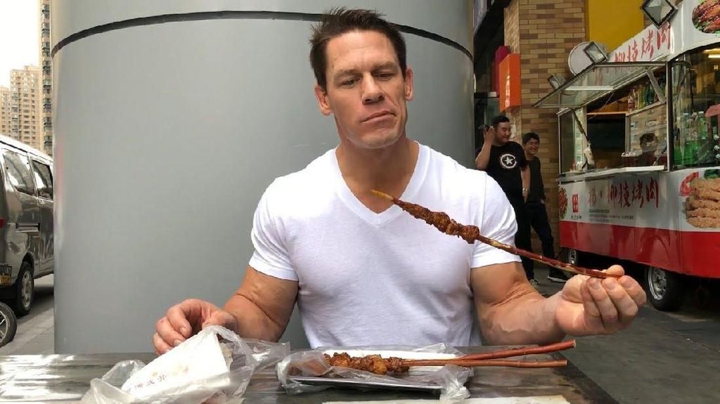 Aksi Seru John Cena, Saat Masak hingga Makan Sate di Pinggir Jalan