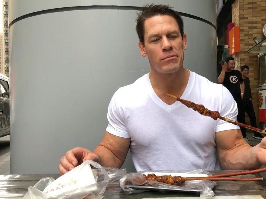 Aksi Seru John Cena, Saat Masak hingga Makan Sate di Pinggir Jalan