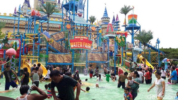 Foto: Libur Awal Tahun di Surabaya, Ada Atlantis Land!