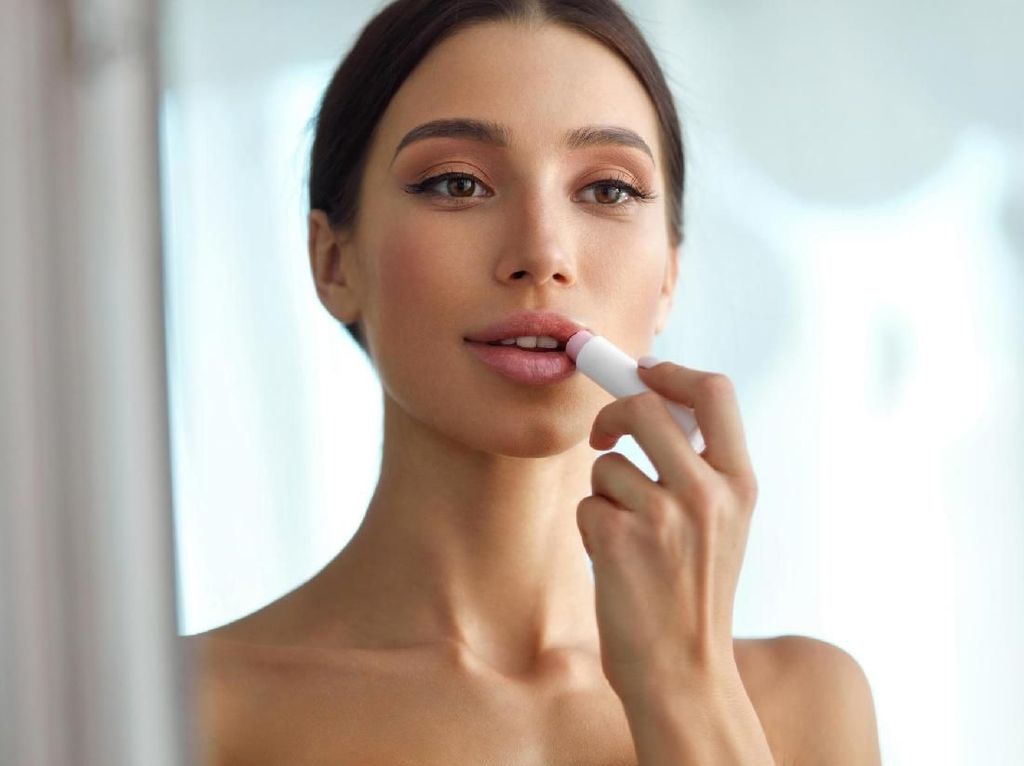 8 Produk Favorit untuk Mengatasi Bibir Kering Saat Puasa 8 Produk Favorit untuk Mengatasi Bibir Kering Saat Puasa
