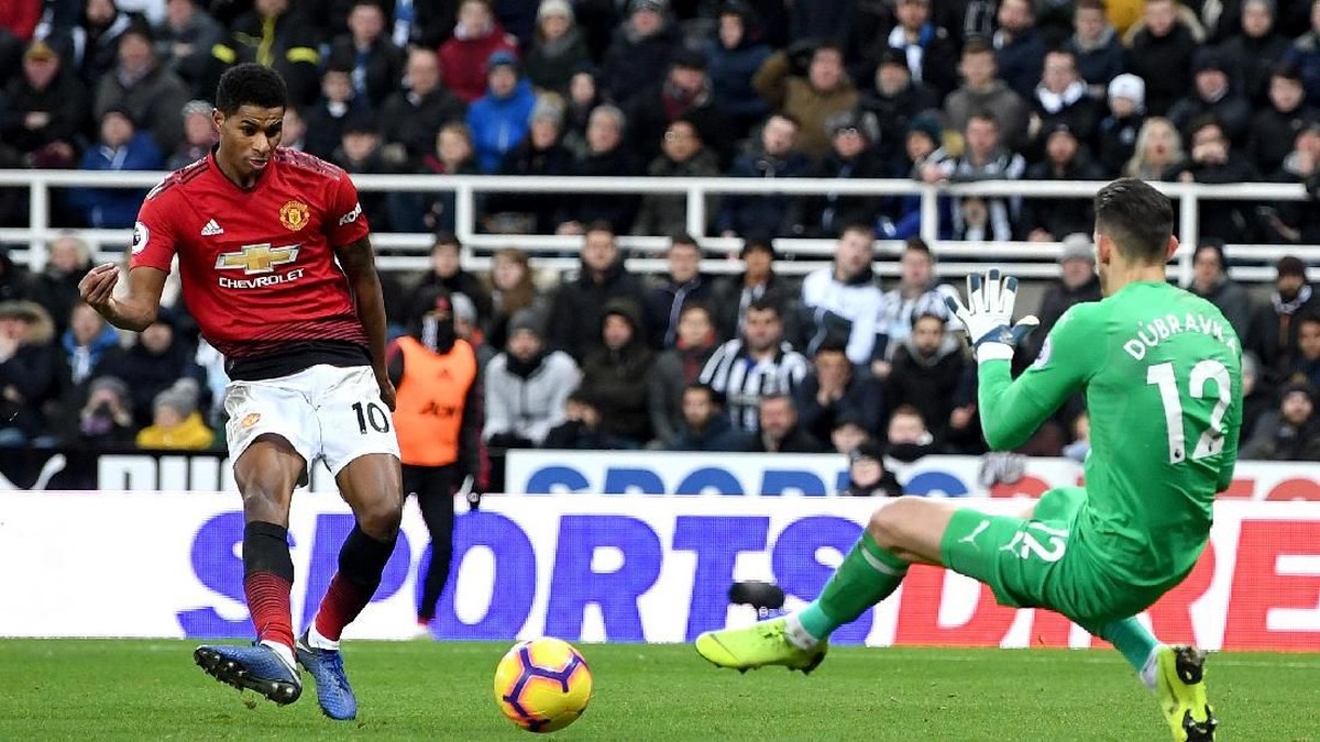 Marcus Rashford mencetak gol ke gawang Newcastle United. (Foto: Michael Regan/Getty Images)