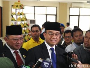 Anies: Pergub Pembatasan Plastik Masih Dibereskan Anies: Pergub Pembatasan Plastik Masih Dibereskan