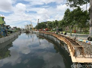 Wow! Kali Item Dipasangi Turap Sepanjang 1.900 Meter Wow! Kali Item Dipasangi Turap Sepanjang 1.900 Meter
