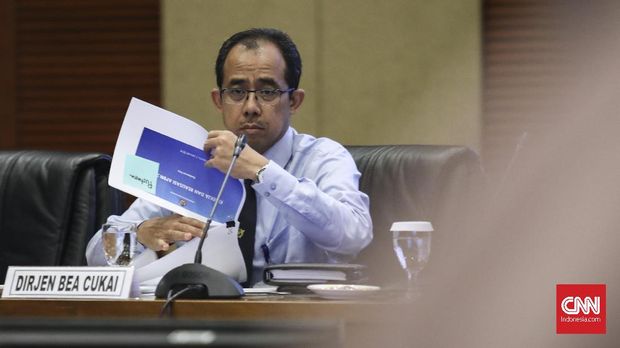 Direktur Jenderal Bea Cukai Kementerian Keuangan, Heru Pambudi memberi keterangan kepada media terkait Realisasi APBN 2018, Jakarta (2/1).  (CNN Indonesia/ Hesti Rika)
