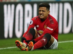 Alexis Sanchez juga kebagian panggung. Dia bermain sejak menit ke-63, lalu menyumbangkan assist pada gol Rashford. (Foto: Lee Smith/Actions Images via Reuters)
