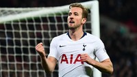 Tidak ada pemain lain yang lebih baik dari Harry Kane untuk menjadi ujung tombak. Pemain internasional Inggris itu berhasil menggondol gelar topskorer Liga Inggris pada 2015/16 dan 2016/17. Dia juga berbagi puncak daftar topskorer musim ini bersama Pierre-Emerick Aubameyang. Satu lagi keistimewaan Kane adalah konsistensinya. Foto: Alex Broadway/Getty Images