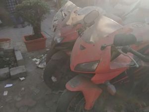 Moge Honda CBR1000RR dan Yamaha FZ-1 Dibiarkan Berdebu