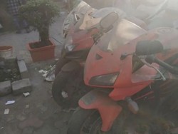 Moge Honda CBR1000RR dan Yamaha FZ-1 Dibiarkan Berdebu